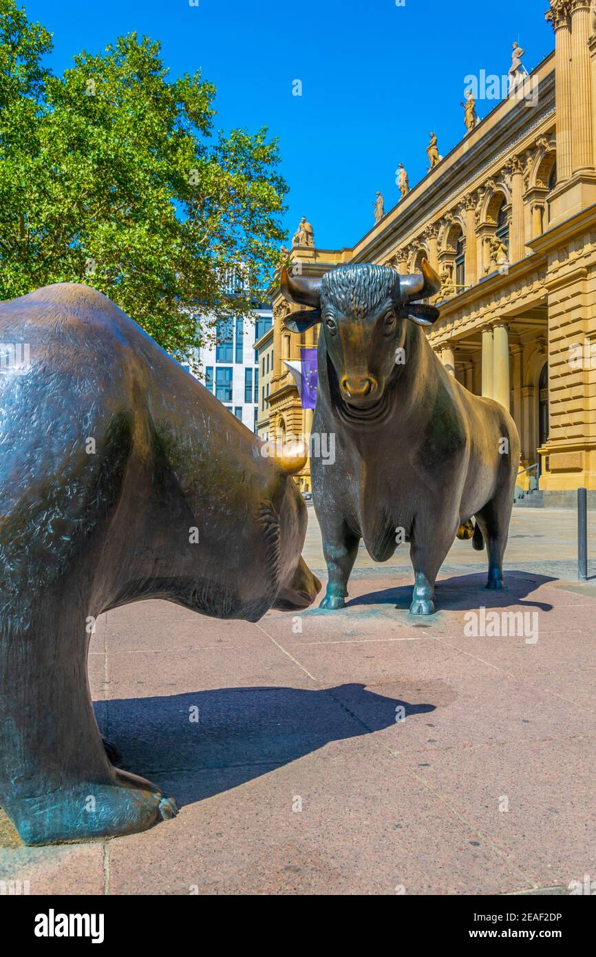 Statue di un orso e di un toro di fronte alla Borsa di Francoforte, Germania Foto Stock