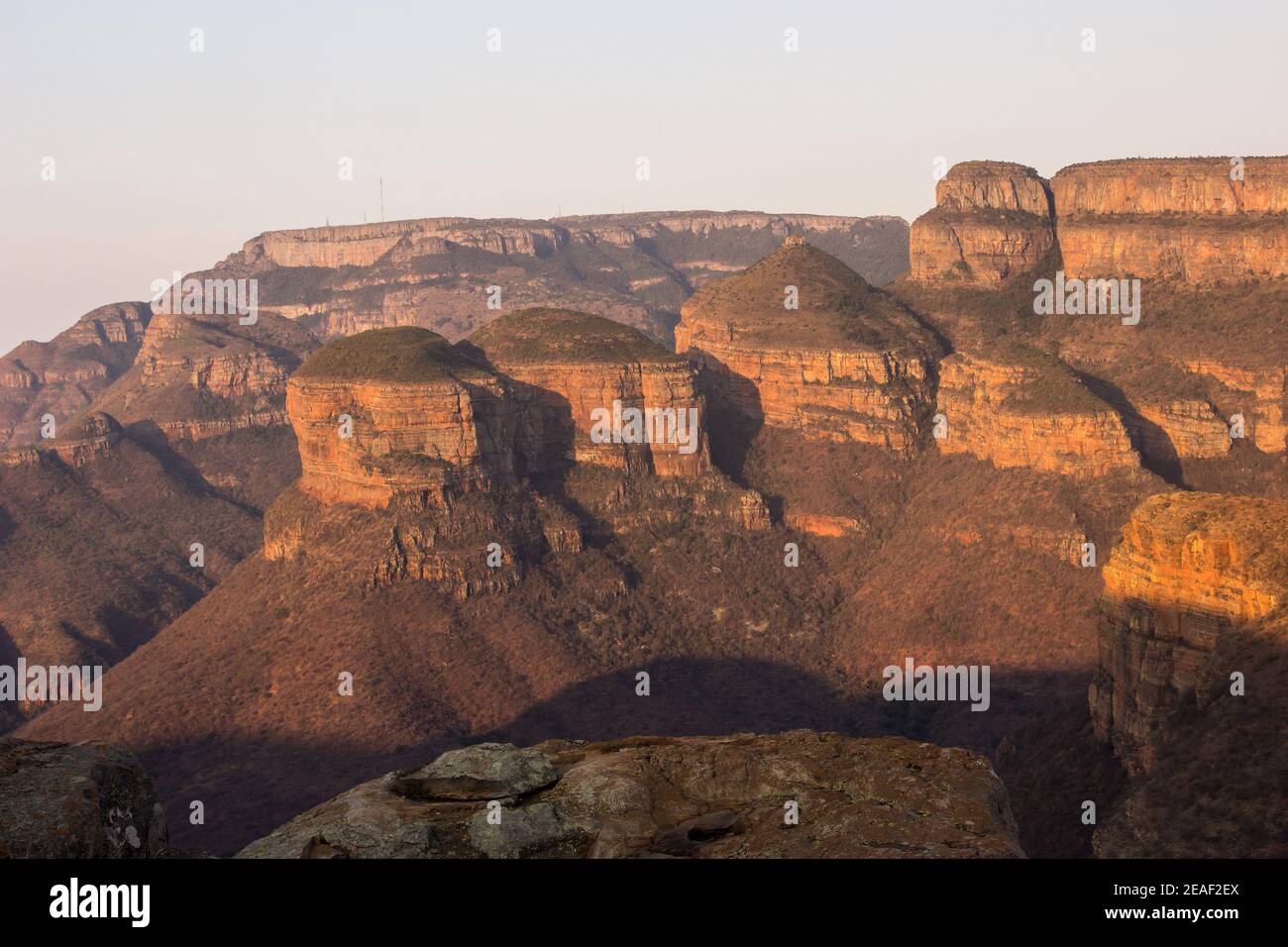 I famosi tre collinette ricoperte d'erba chiamati i tre Rondawel Nel canyon di Blydepoort del Sud Africa in oro luce del sole che tramonta Foto Stock
