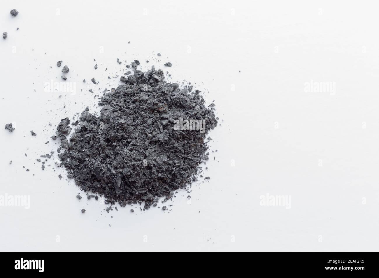 Pila di ceneri su sfondo bianco con spazio per la copia Foto Stock
