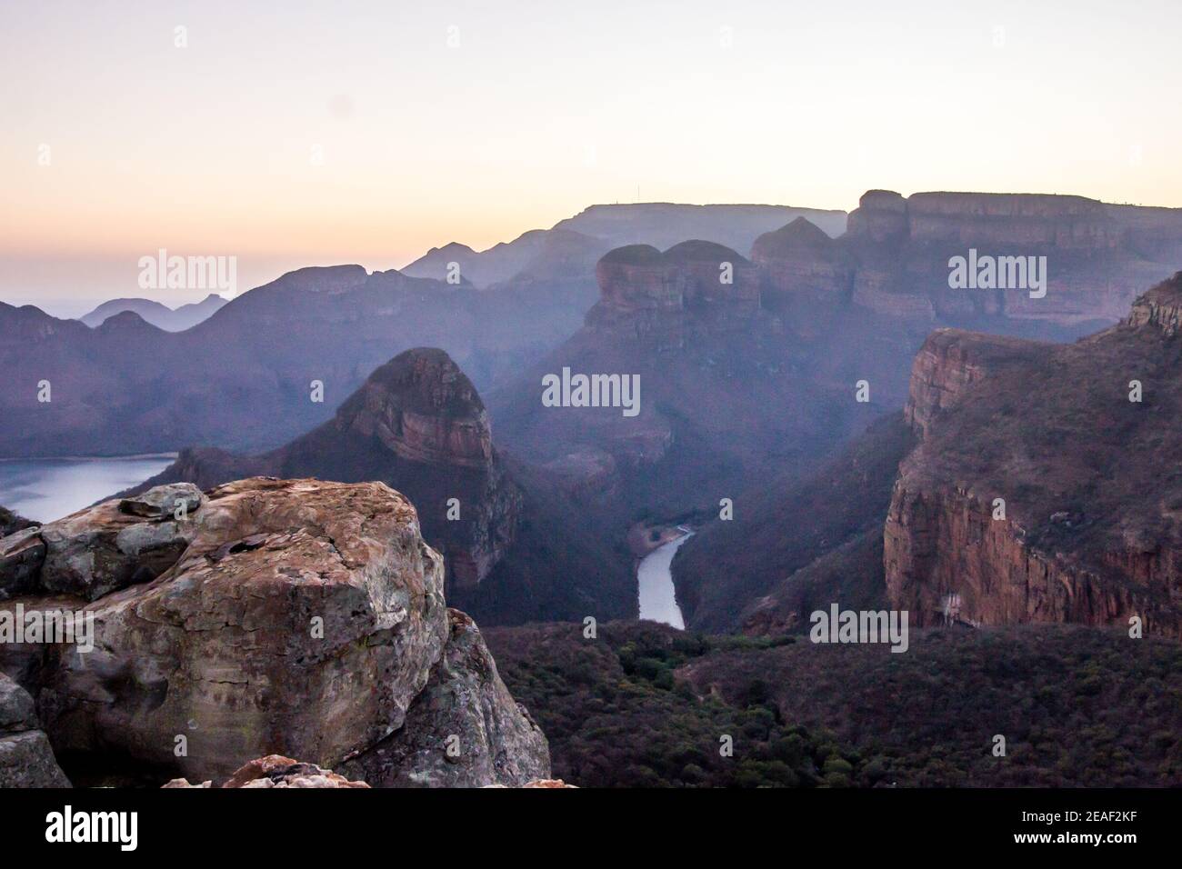 Il Blydepoort Canyon del Sud Africa, il canyon verde più grande del mondo, e le sue iconiche montagne chiamate i tre Rondawel, all'alba Foto Stock