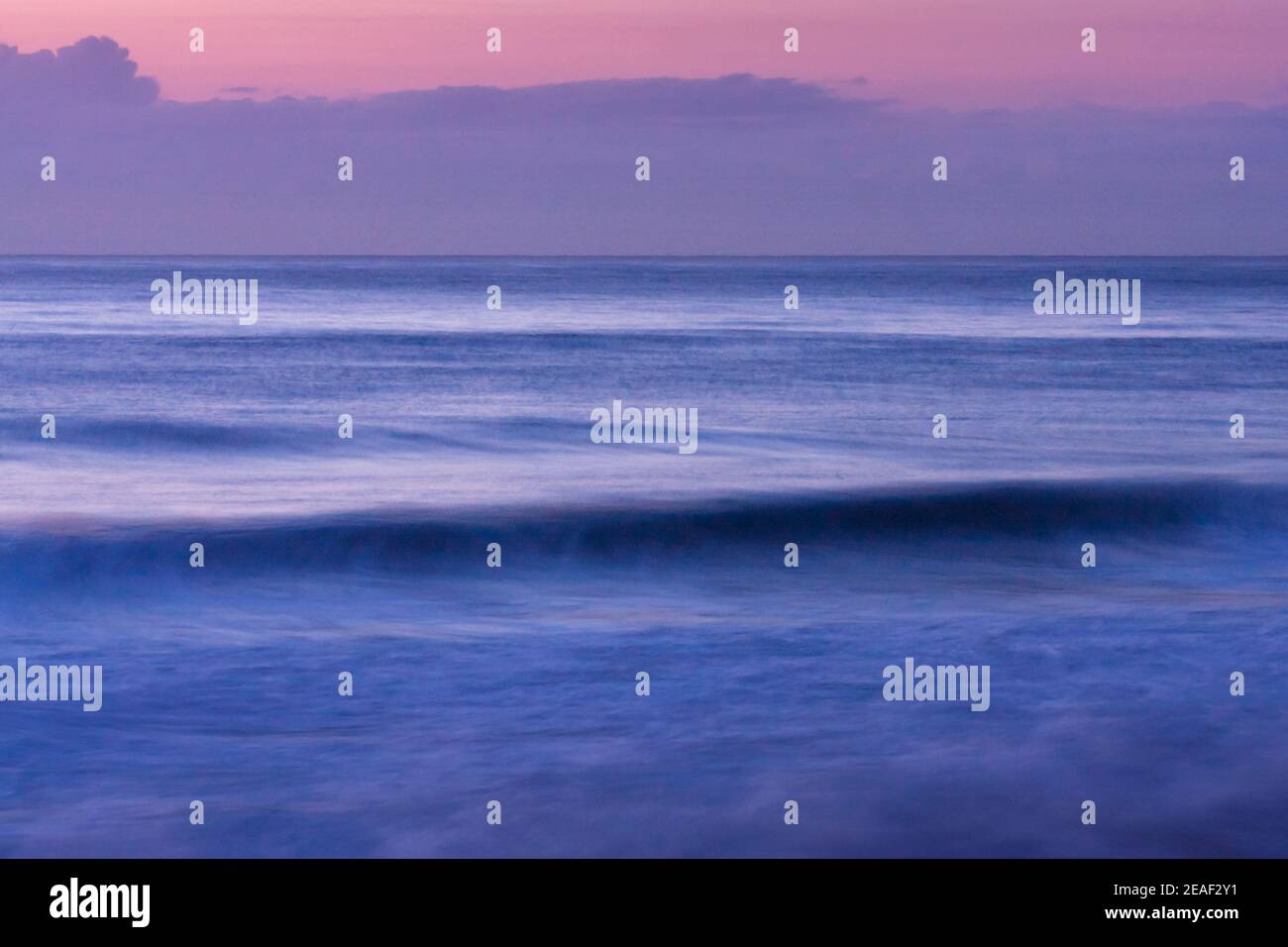 Dolci onde dell'Oceano Indiano all'alba, Ballito Bay, Ballito, KwaZulu-Natal, Sudafrica Foto Stock