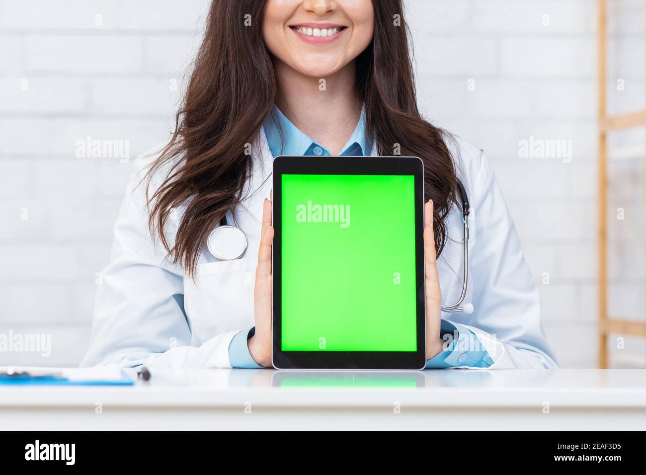 Medicina moderna, comunicazione online con il medico, chat, pubblicità e app Foto Stock