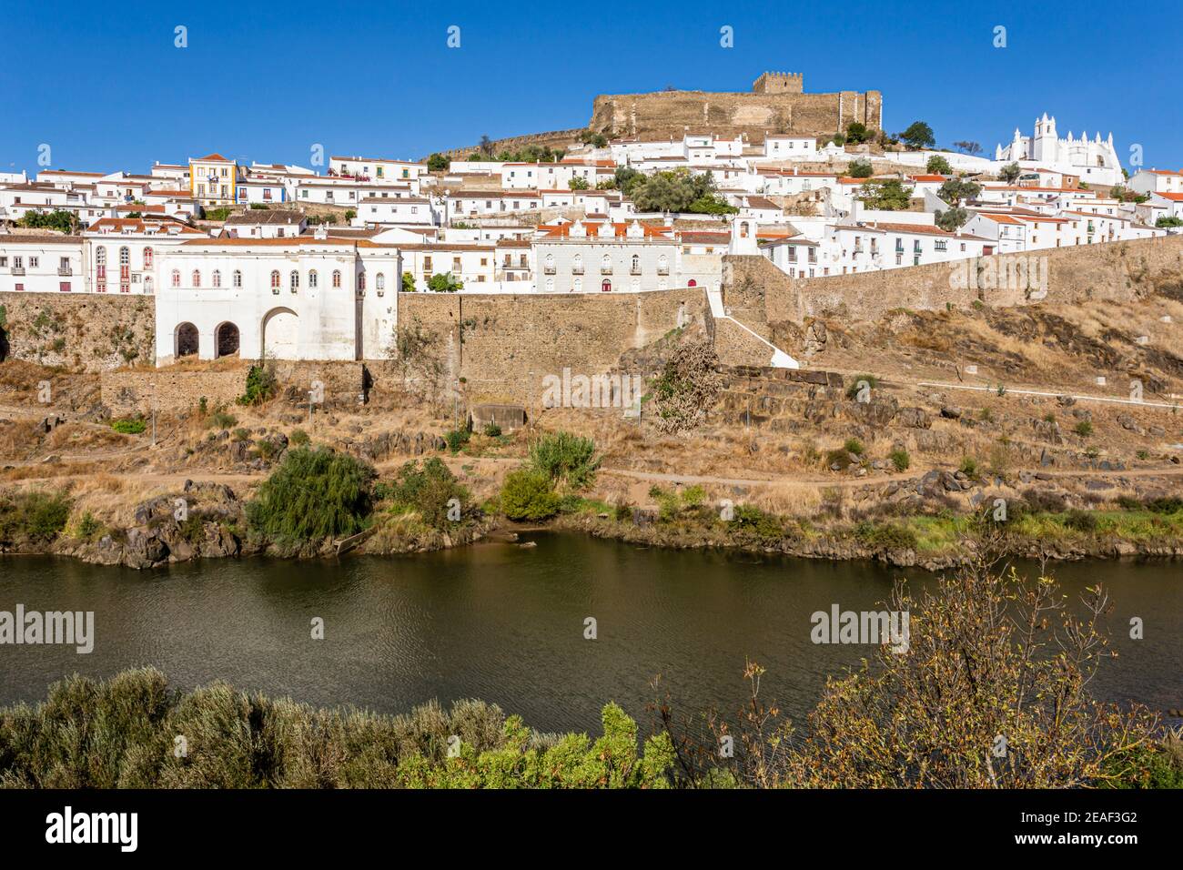 Città vecchia di Mértola con il castello e fiume Guadiana, Alentejo, Portogallo Foto Stock