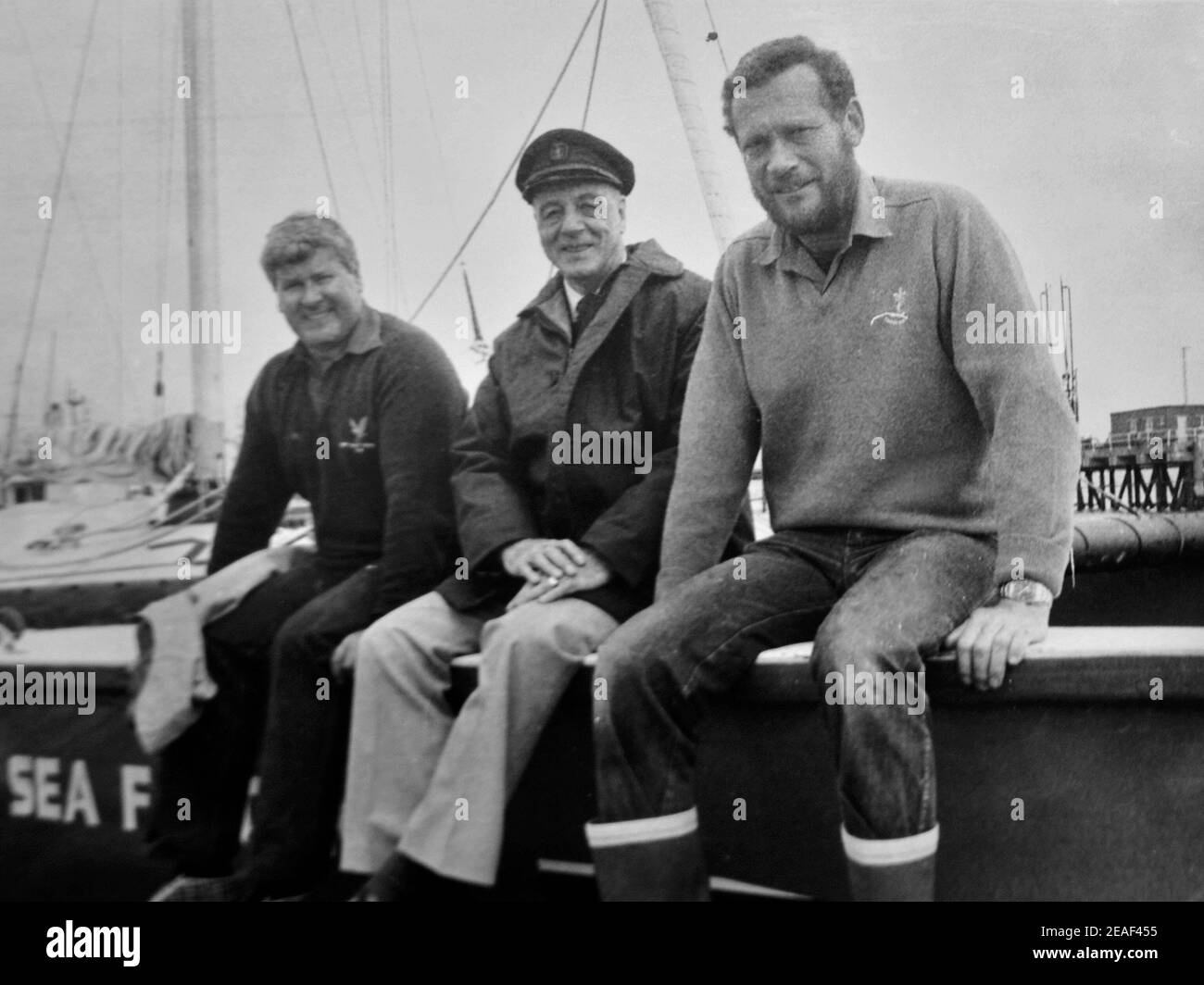 CON UNA SOLA MANO GLI YACHTSMEN DEL MONDO CHAY BLYTH, A SINISTRA, SIR ALEC ROSE, AL CENTRO, E ROBIN KNOX-JOHNSTON PRIMA DELL'INIZIO DELLA LORO GARA DI CHALLENG DA GOSPORT ALL'ISOLA DI WIGHT 1983 Foto Stock