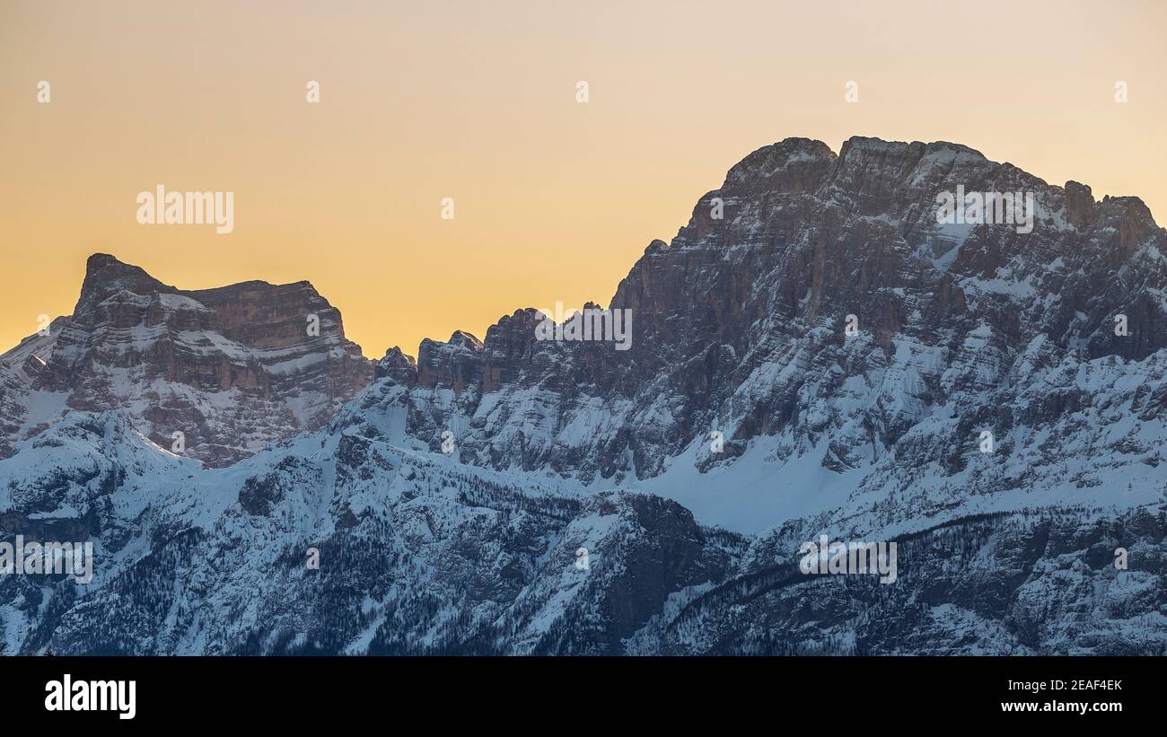 Luce del sole all'alba. Monte Pelmo e Monte Civetta. Le Dolomiti. Veneto. Alpi Italiane. Europa. Foto Stock