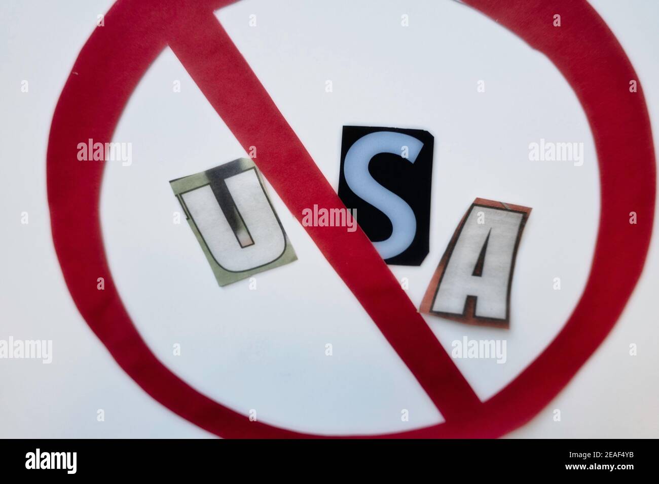 La frase 'Cancel USA' usando le lettere di carta ritagliate nella tipografia di effetto di nota di riscatto all'interno dell'internazionale NO Symbol, USA Foto Stock