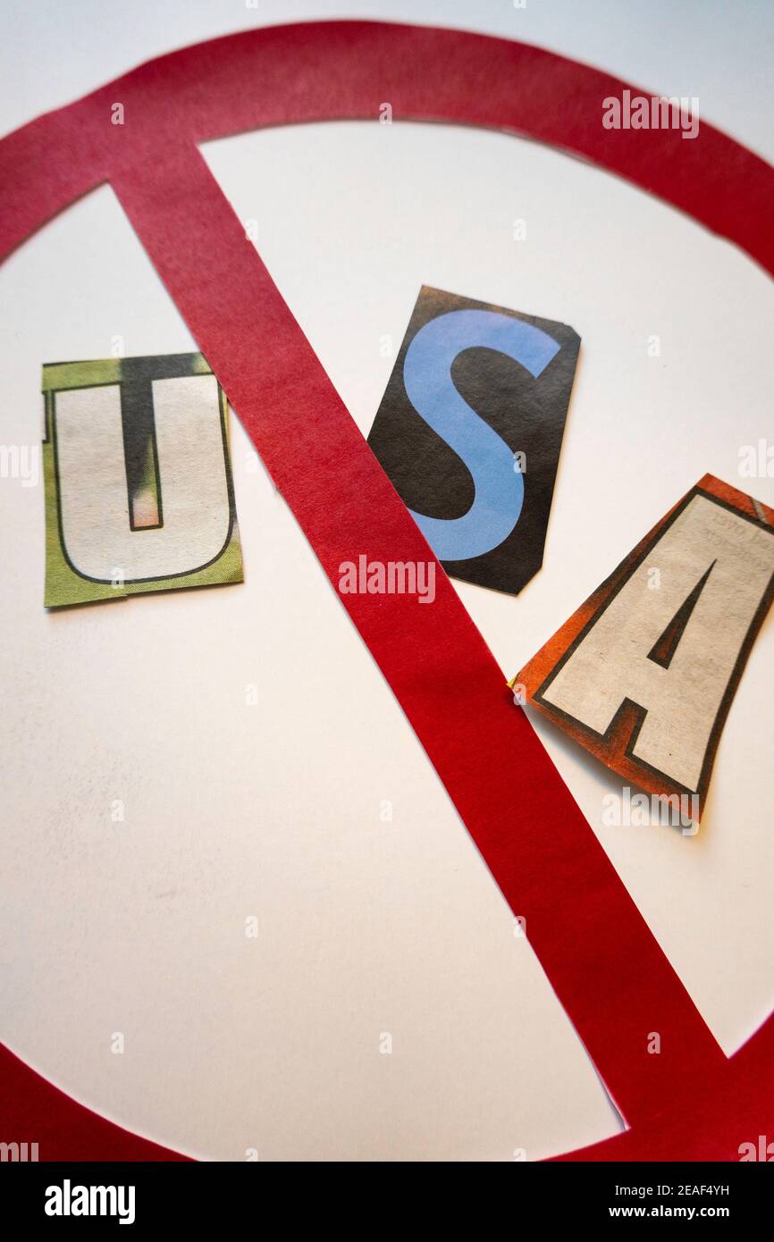 La frase 'Cancel USA' usando le lettere di carta ritagliate nella tipografia di effetto di nota di riscatto all'interno dell'internazionale NO Symbol, USA Foto Stock