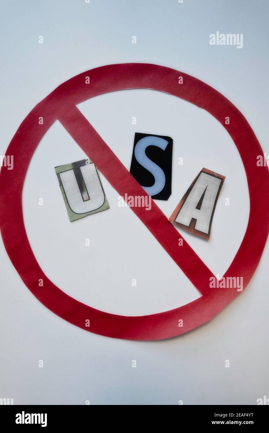 La frase 'Cancel USA' usando le lettere di carta ritagliate nella tipografia di effetto di nota di riscatto all'interno dell'internazionale NO Symbol, USA Foto Stock