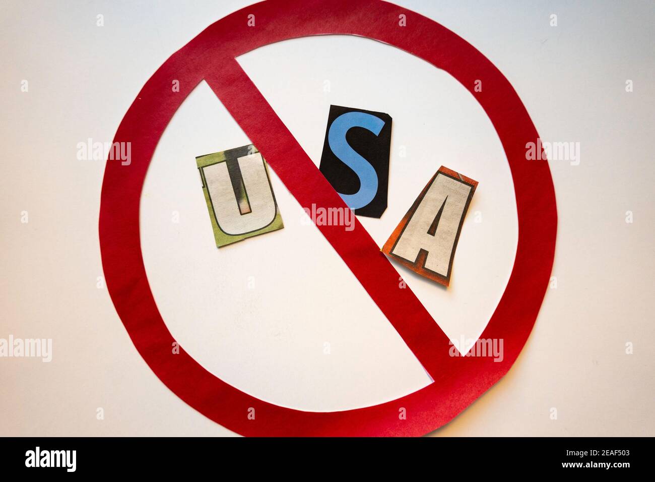 La frase 'Cancel USA' usando le lettere di carta ritagliate nella tipografia di effetto di nota di riscatto all'interno dell'internazionale NO Symbol, USA Foto Stock