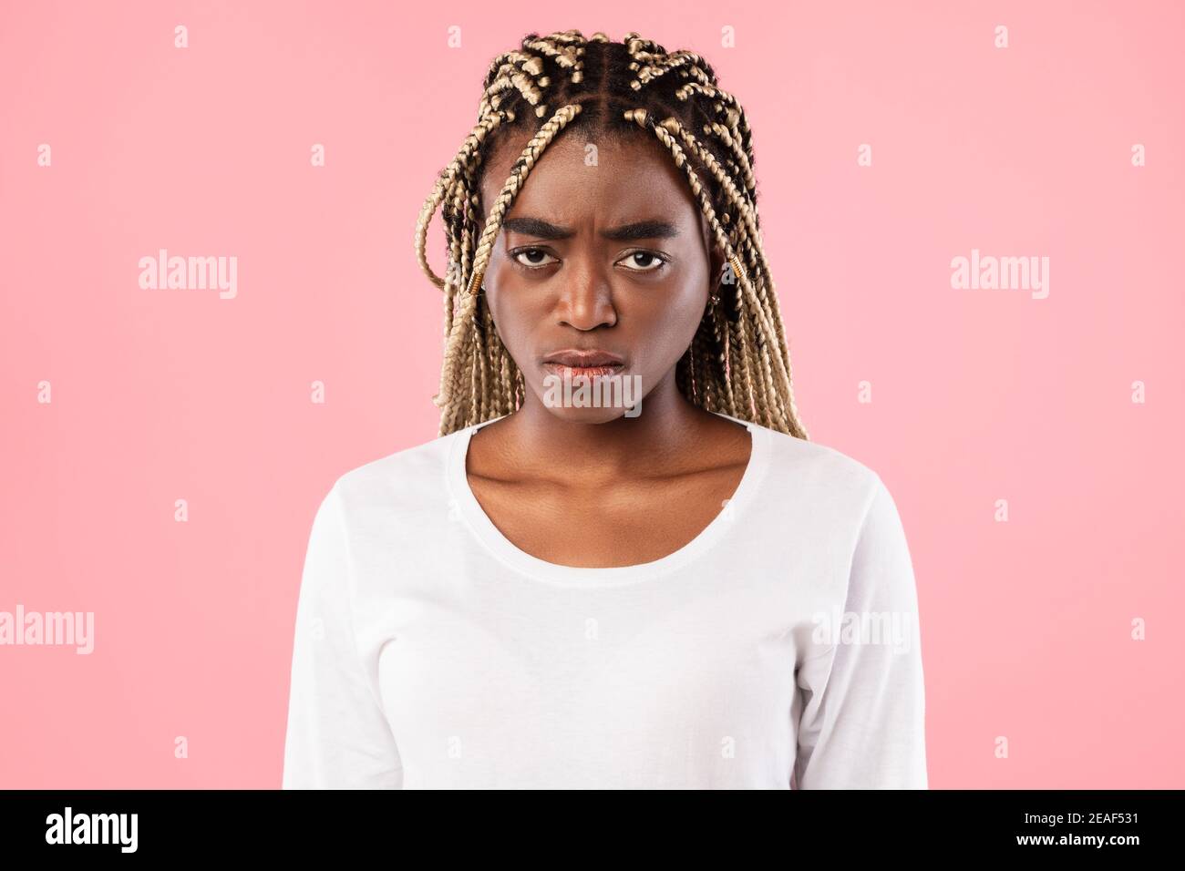 Triste donna afroamericana sentendosi turbata e depressa Foto Stock