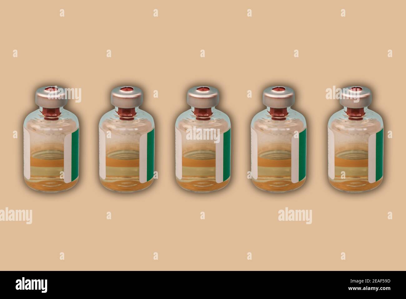 Flaconi di medicinale con liquido per iniezione con tappi in alluminio, vaccino del coronavirus su sfondo arancione. Covid epidemia, cancro, dolore e diabete curatori Foto Stock