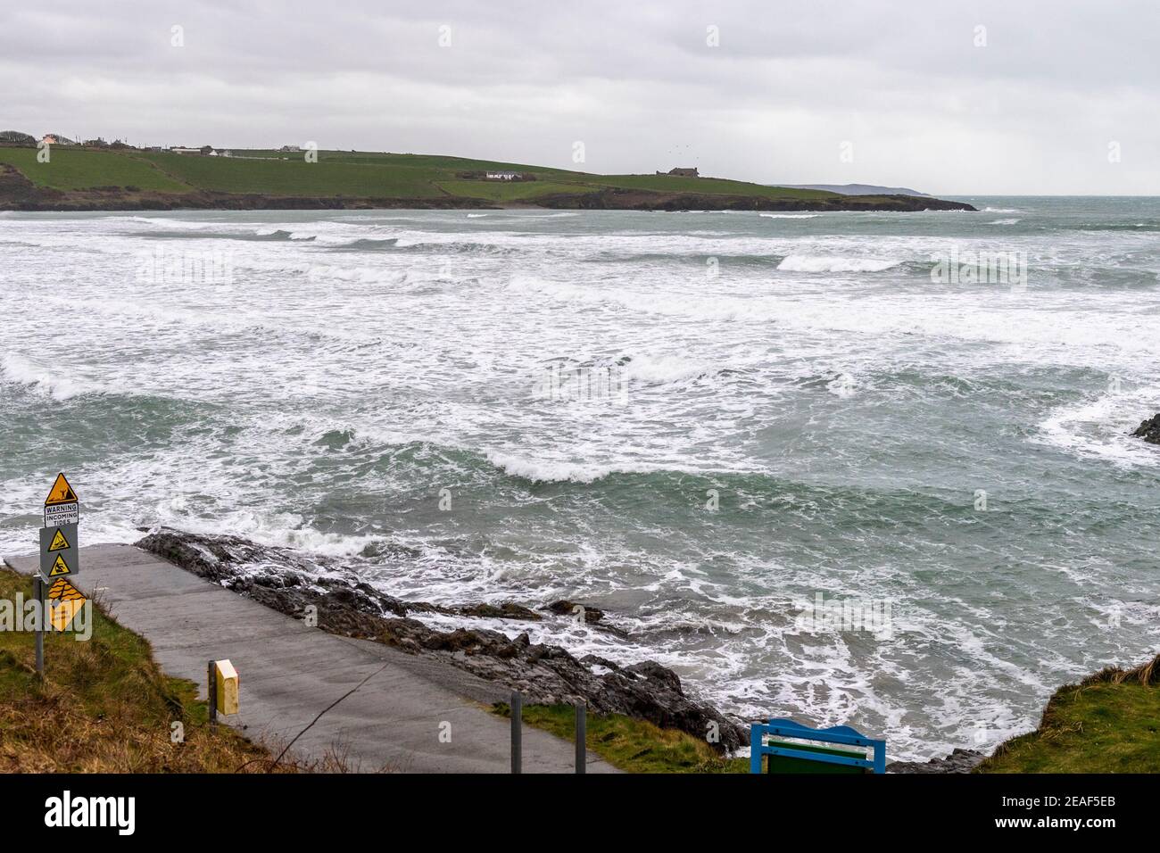 Inchydoney, West Cork, Irlanda. 9 Feb 2021. Ci erano mari molto grezzi e venti di forza di Gale a Inchydoney Beach oggi. Met Éireann ha previsto più dello stesso fino a Giovedi mattina quando la neve è prevista. Credit: AG News/Alamy Live News Foto Stock