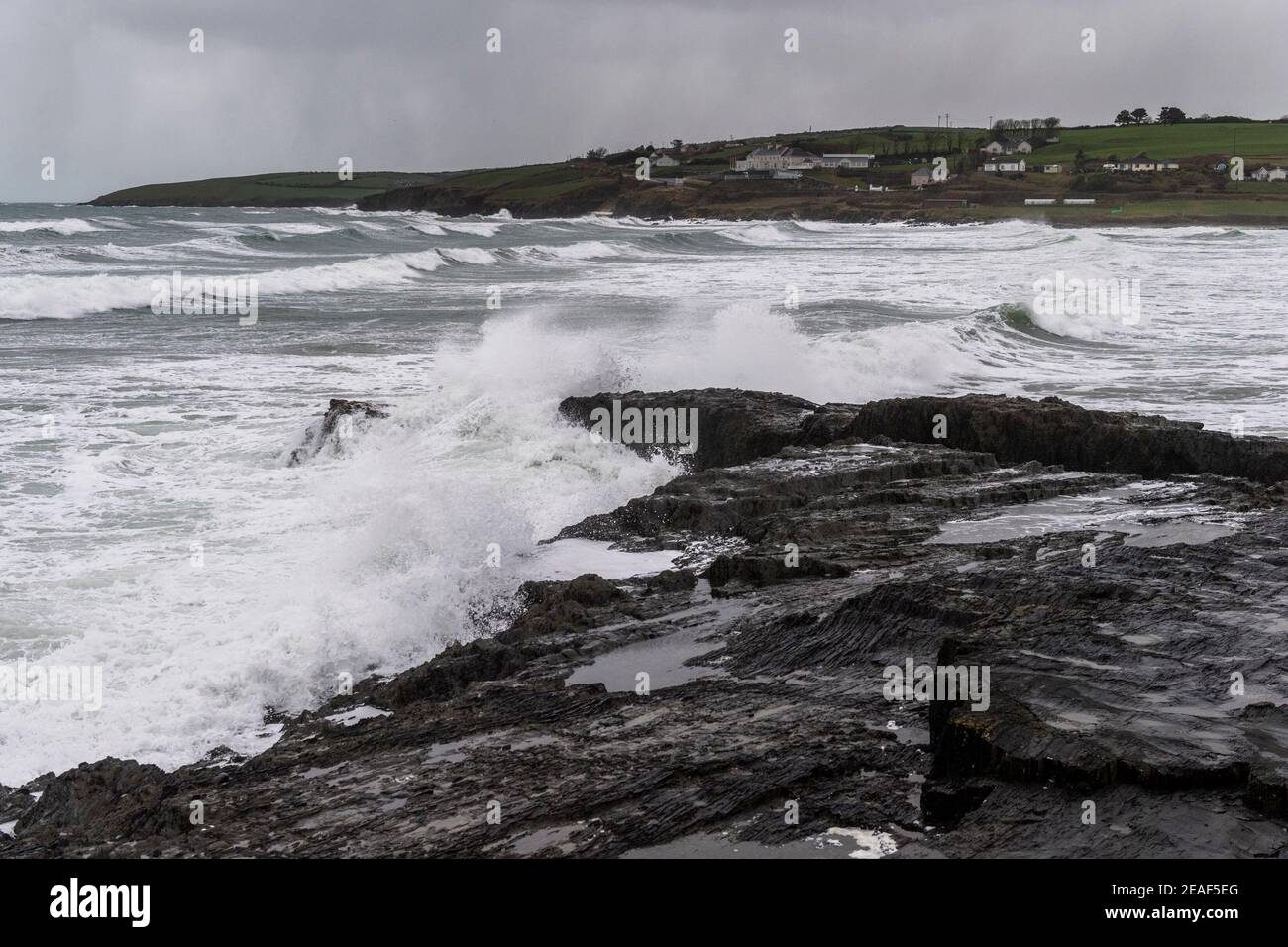 Inchydoney, West Cork, Irlanda. 9 Feb 2021. Ci erano mari molto grezzi e venti di forza di Gale a Inchydoney Beach oggi. Met Éireann ha previsto più dello stesso fino a Giovedi mattina quando la neve è prevista. Credit: AG News/Alamy Live News Foto Stock