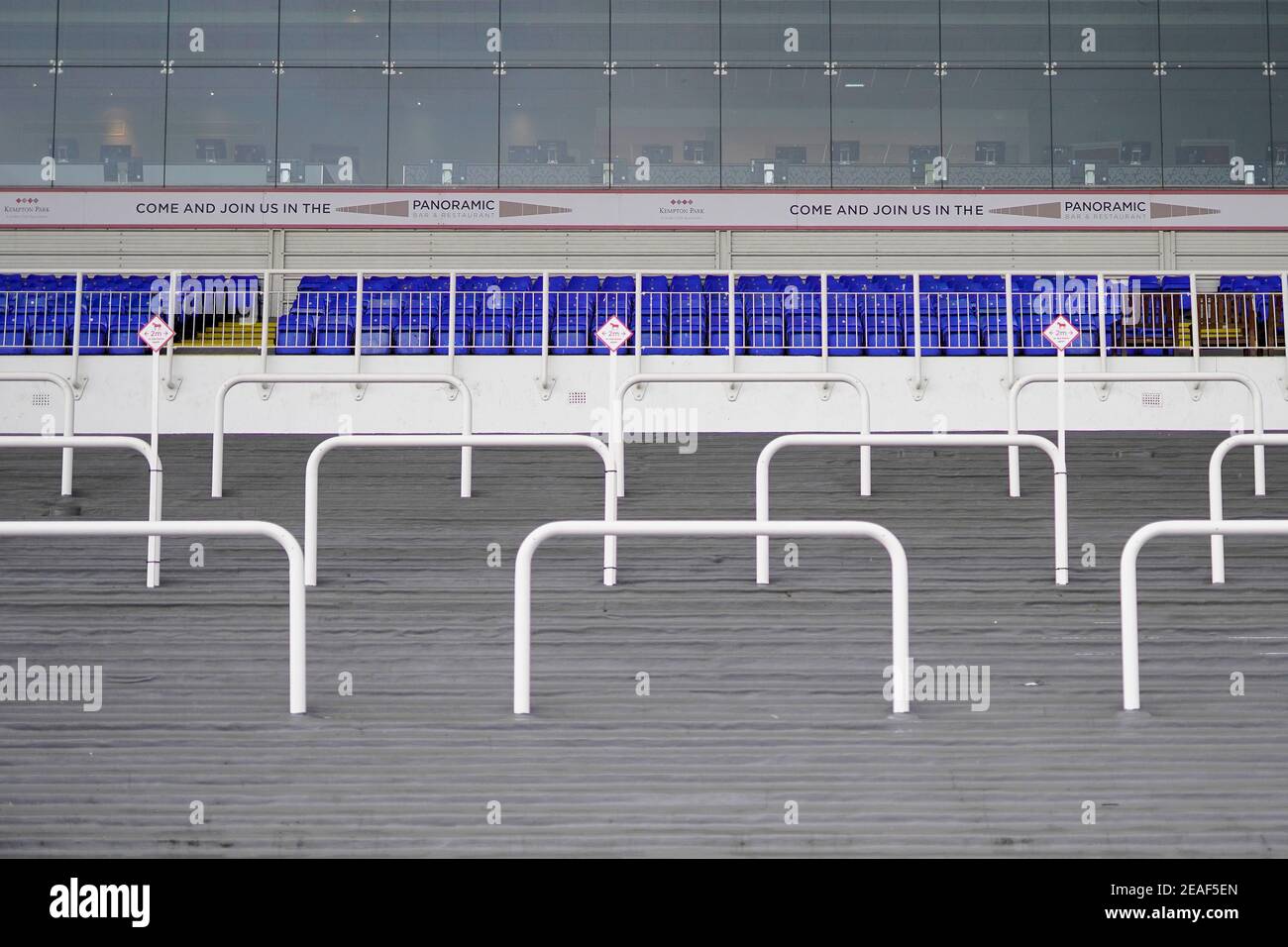 Una vista generale della tribuna vuota con un cartello 'Venite e unitevi a noi' all'ippodromo di Kempton. Data immagine: Martedì 9 febbraio 2021. Foto Stock