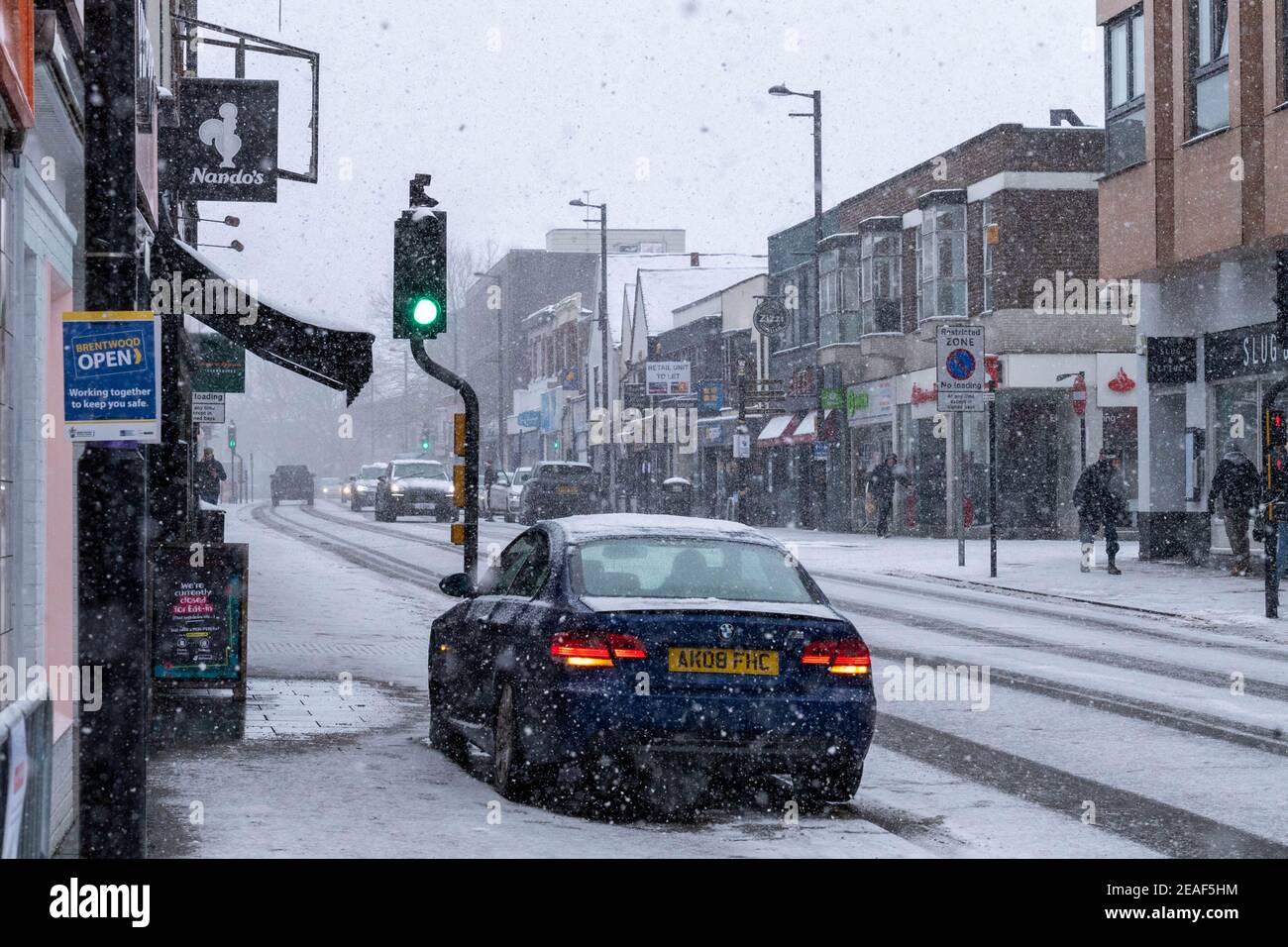 Brentwood Essex 9 febbraio 2021 Meteo: Tempesta Darcy. Brentwood High Street durante una forte caduta di neve, Credit: Ian Davidson/Alamy Live News Foto Stock