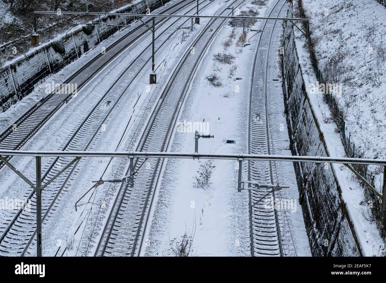 Brentwood Essex 9 febbraio 2021 Meteo: Tempesta Darcy. Linea ferroviaria Shenfield to Brentwood Credit: Ian Davidson/Alamy Live News Foto Stock