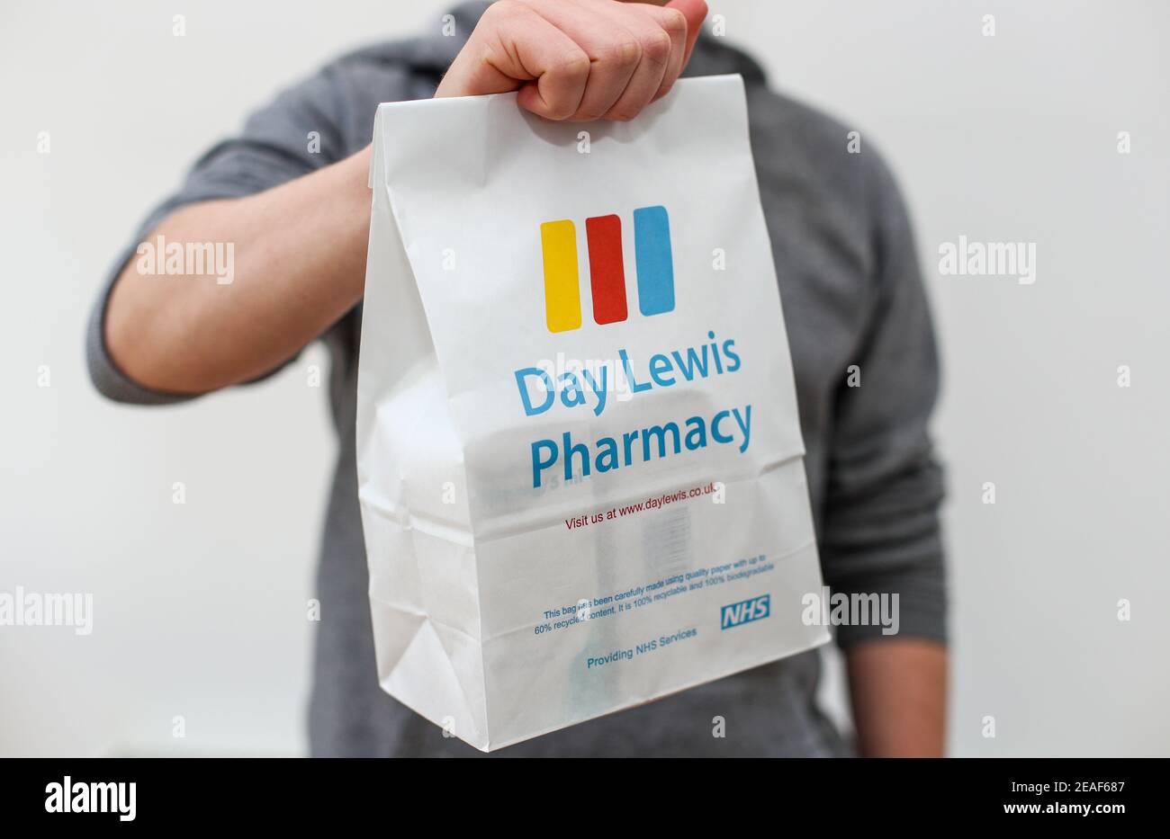 Un uomo che consegna una prescrizione NHS dalla farmacia Day Lewis. Foto Stock