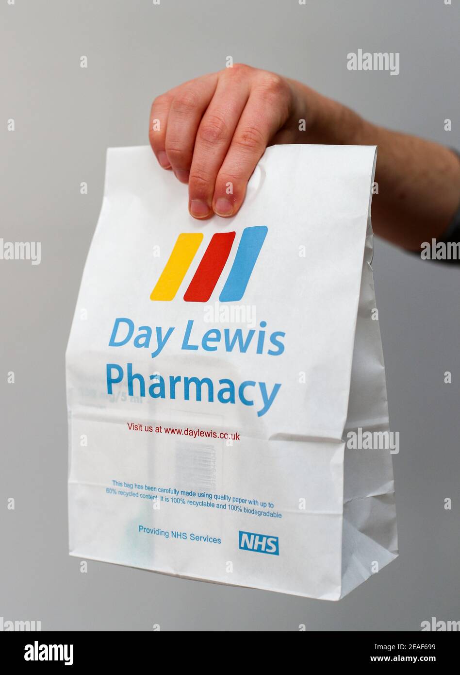 Un uomo che consegna una prescrizione NHS dalla farmacia Day Lewis. Foto Stock