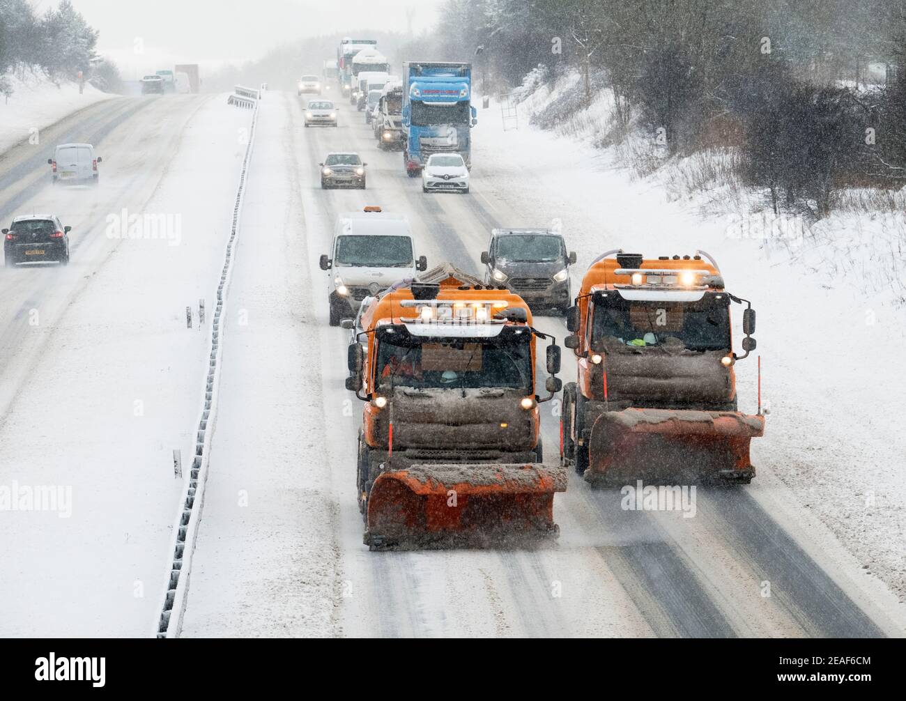 Livingston, West Lothian, Scozia. Meteo: 9 febbraio 2021 Storm Darcy: La neve nevica dalla carreggiata est dall'autostrada M8 a Livingston, West Lothian, Scozia, Regno Unito. . Credit: Ian Rutherford/Alamy Live News. Credit: Ian Rutherford/Alamy Live News Foto Stock