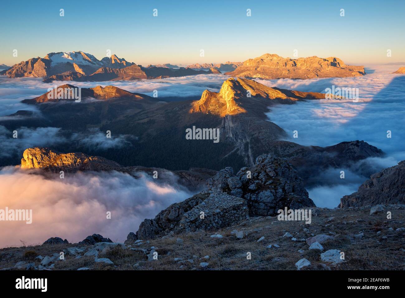 Le Dolomiti all'alba, le nuvole e le vette: Sass de Stria, Settsass, Sella, le vette della Marmolada. Alpi Italiane. Europa. Foto Stock