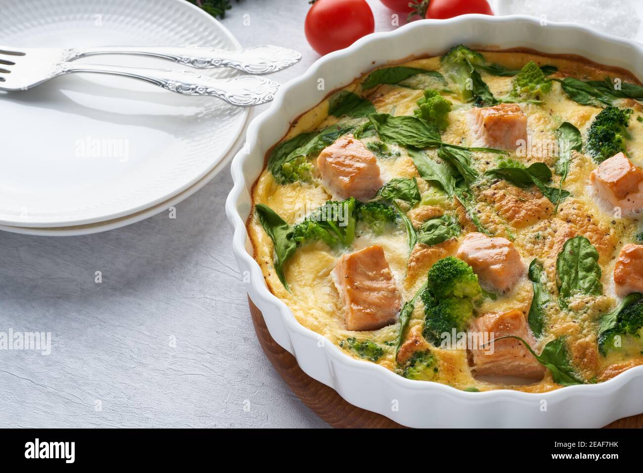 Frittata all'uovo, omelette con salmone, broccoli e spinaci, dieta sana e chetogena Foto Stock