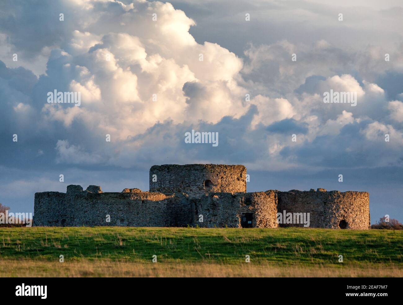 La campanatura castello nei pressi della segala nel Kent con cloudscape - un sedicesimo C coastal fort ma ora a mezzo miglio di navigazione Foto Stock