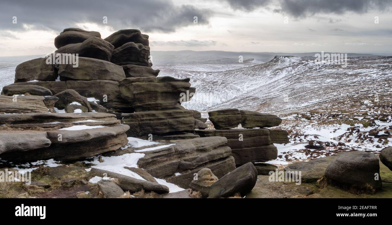 Inverno vista dal weathered tor Pym sedia vicino a Edale testa guardando verso suina torna su Kinder Scout nel Derbyshire Peak District Foto Stock