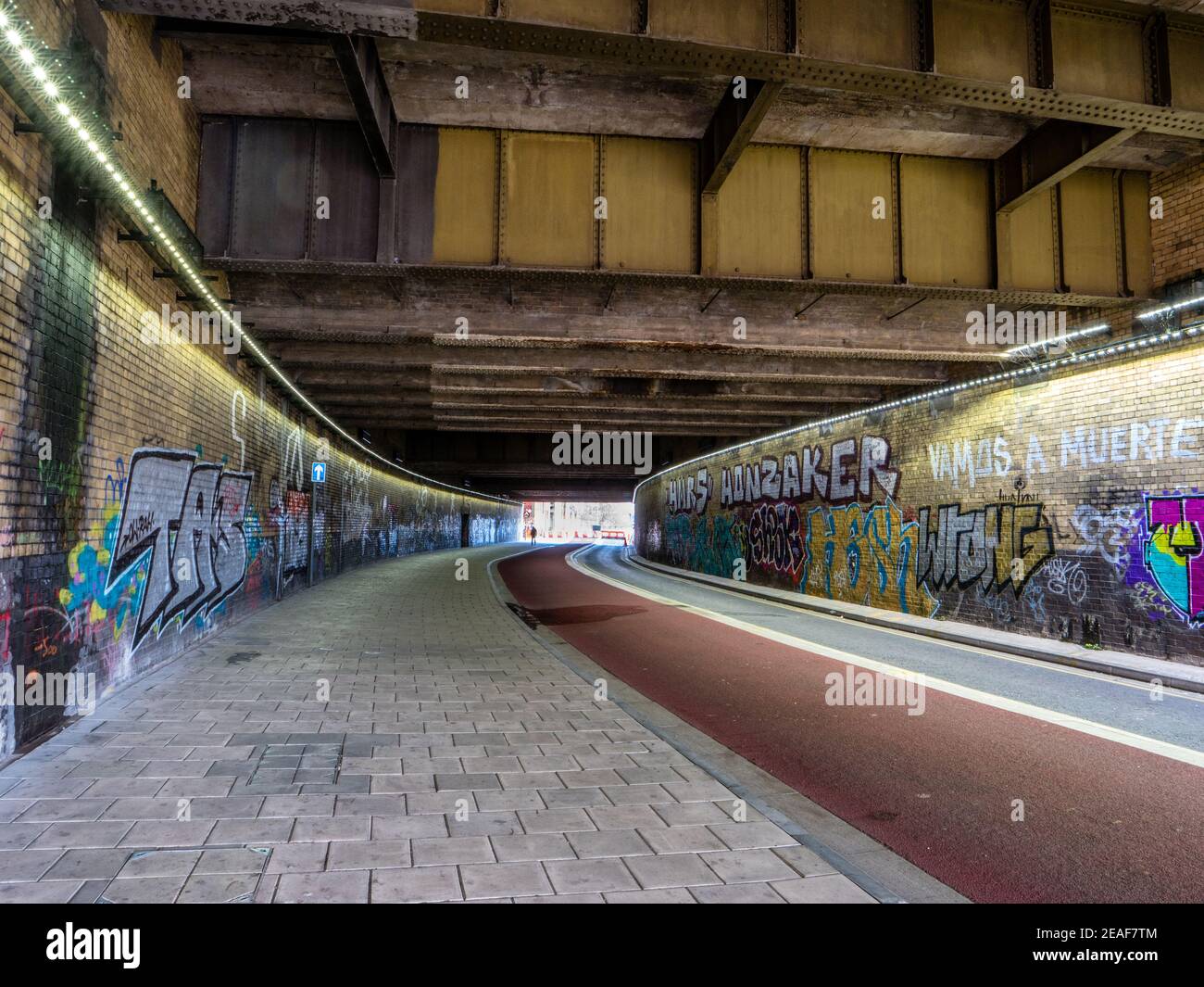 Strada sotto Temple Meads stazione ferroviaria a Bristol UK Made ecocompatibile con ampia pista ciclabile e stretta corsia singola Foto Stock