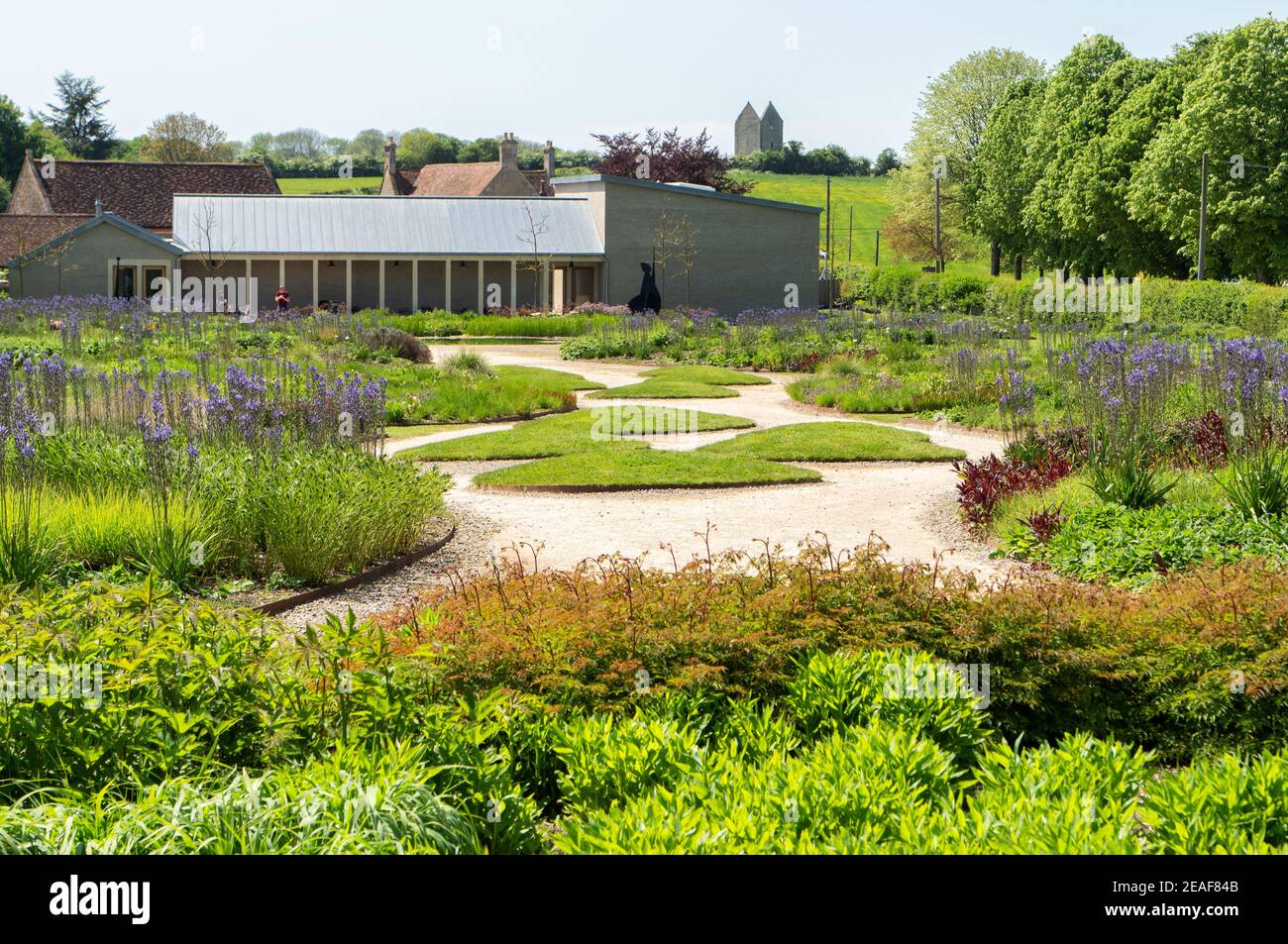 Il giardino Oudolf Field di Hauser e la galleria d'arte di Wirth A Bruton nel Somereset UK con la colombaia sul collina distante Foto Stock