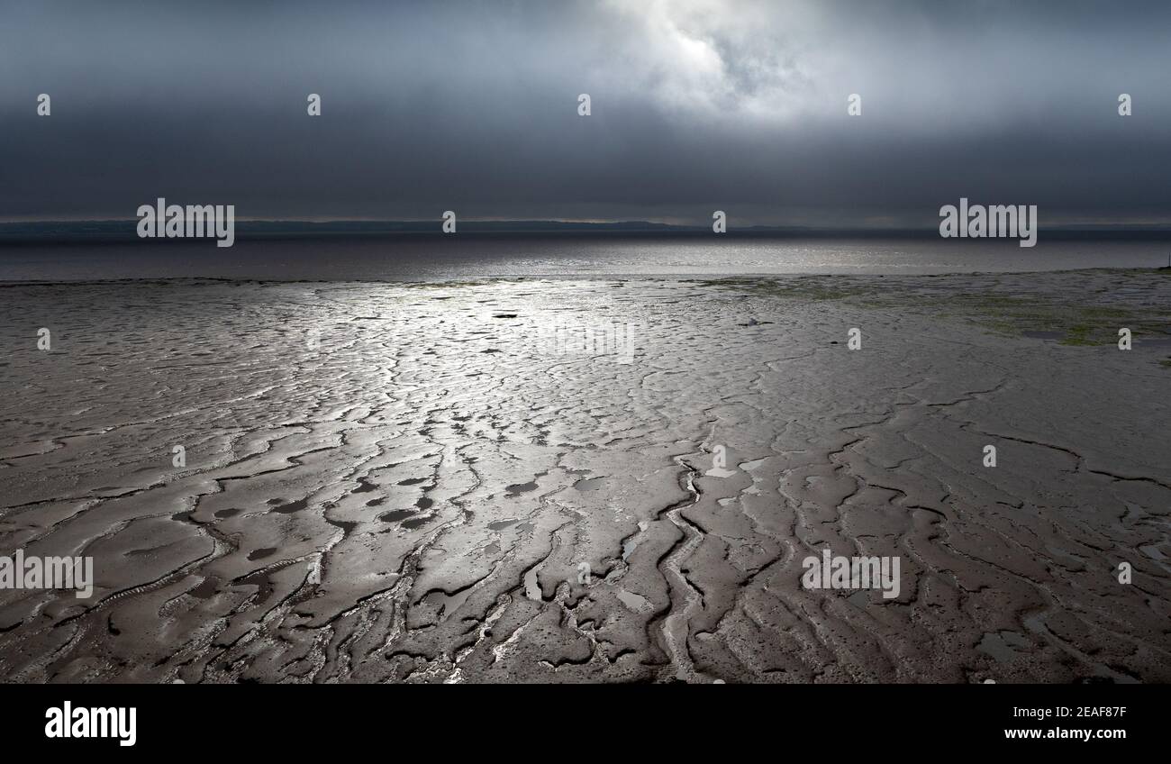 Fango appartamenti dell'estuario del Severn come entra Canale di Bristol a bassa marea sulla costa del sud Galles Regno Unito Foto Stock