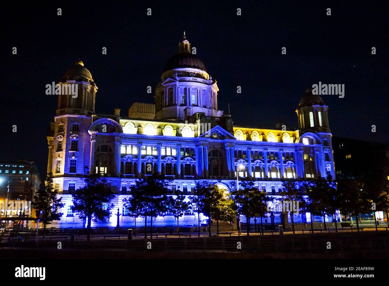 Port of Liverpool Building di notte, Pier Head, architettura illuminata, Inghilterra, Regno Unito Foto Stock