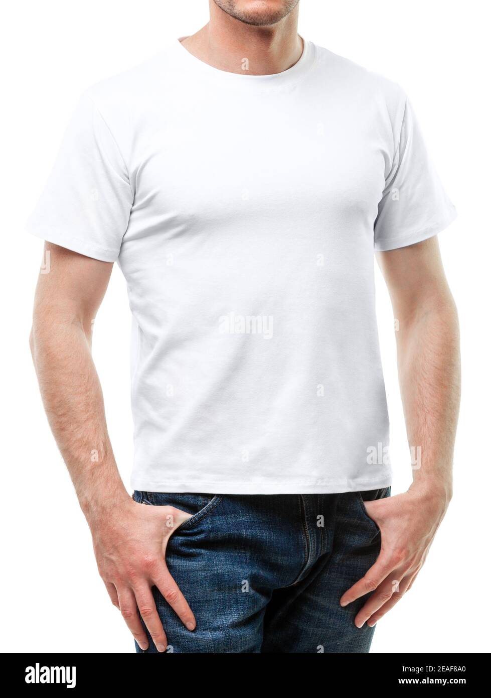 Uomo giovane che indossa una T-Shirt bianca in cotone a manica corta.  Modello isolato su uno sfondo bianco Foto stock - Alamy