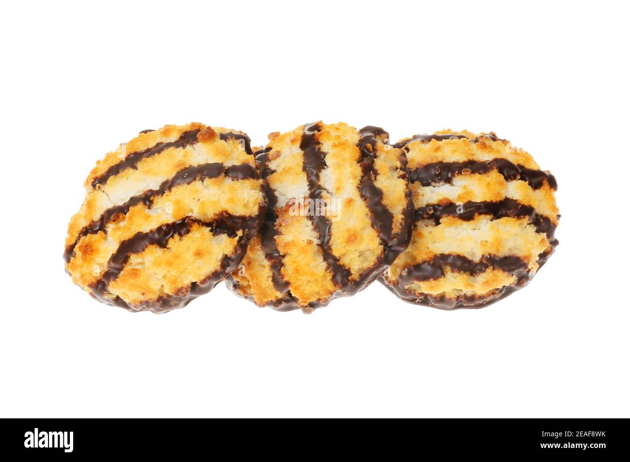 Tre biscotti macaroon isolati contro il bianco Foto Stock