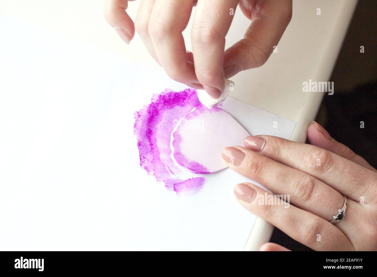 Workshop magistrale step-by-step, guida artigianale, vista dall'alto su come realizzare gioielli per capelli con fiori artificiali di rosa di schiuma, materiale EVA spugnoso, schiuma Foto Stock