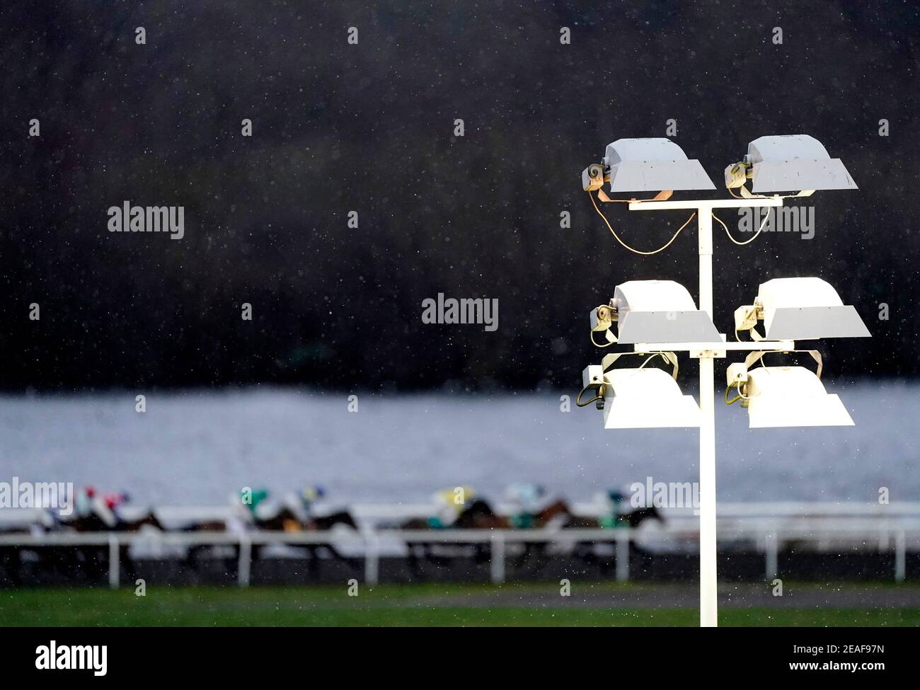 Una vista generale dei riflettori mentre i fiocchi di neve cadono all'ippodromo di Kempton. Data immagine: Martedì 9 febbraio 2021. Foto Stock