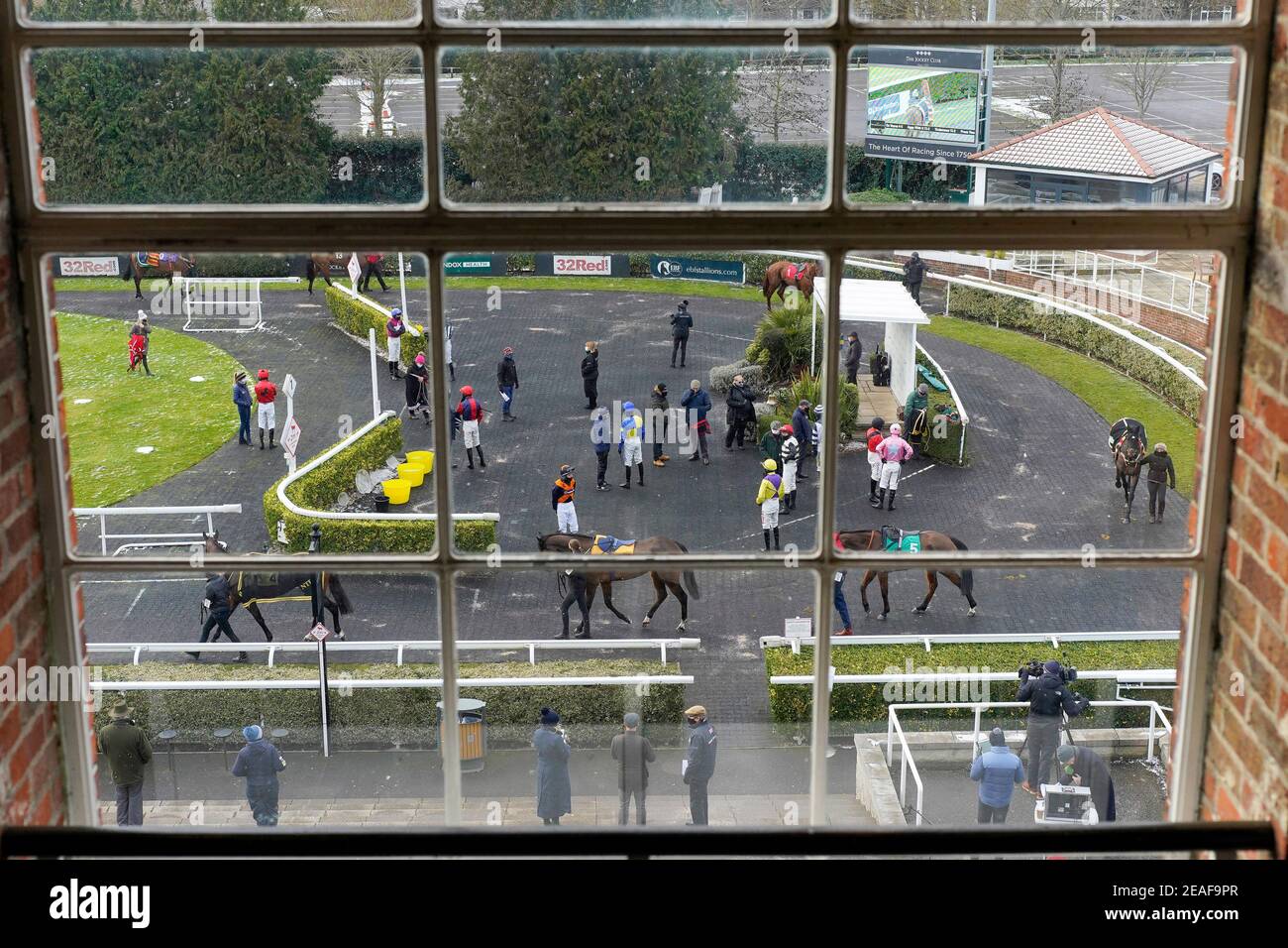 Una vista generale dell'anello della parata attraverso una finestra all'ippodromo di Kempton. Data immagine: Martedì 9 febbraio 2021. Foto Stock