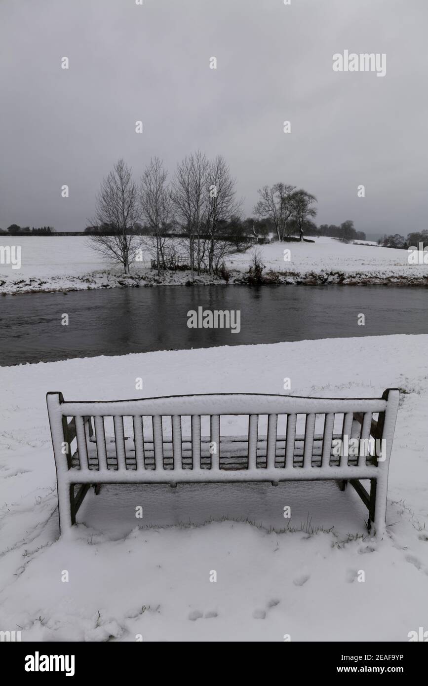 Panca con vista, inverno a Clitheroe, Ribble Valley, Lancashire, Regno Unito. Foto Stock