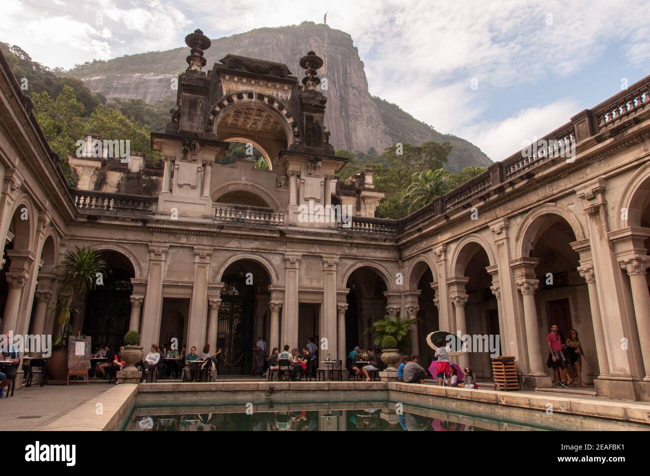 RIO DE JANEIRO, BRASILE - 21 GIUGNO 2015: Cortile del palazzo di Parque Lage. La Scuola di Arti Visive e un cafe sono aperti al pubblico. Foto Stock