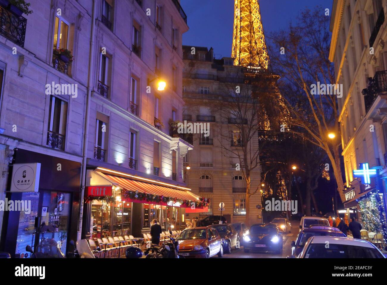 Parigi, Francia - 10 dicembre 2019: Serata street view nel settimo Arrondissement di Parigi, Francia. Parigi è la città più grande di Francia, con 12,5 milioni di Foto Stock