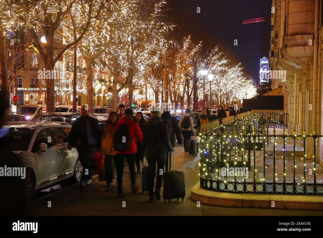 Parigi, Francia - 10 dicembre 2019: Natale decorazioni in Avenue Montaigne di Parigi, Francia. Parigi è la città più grande di Francia, con 12,5 milioni di Foto Stock