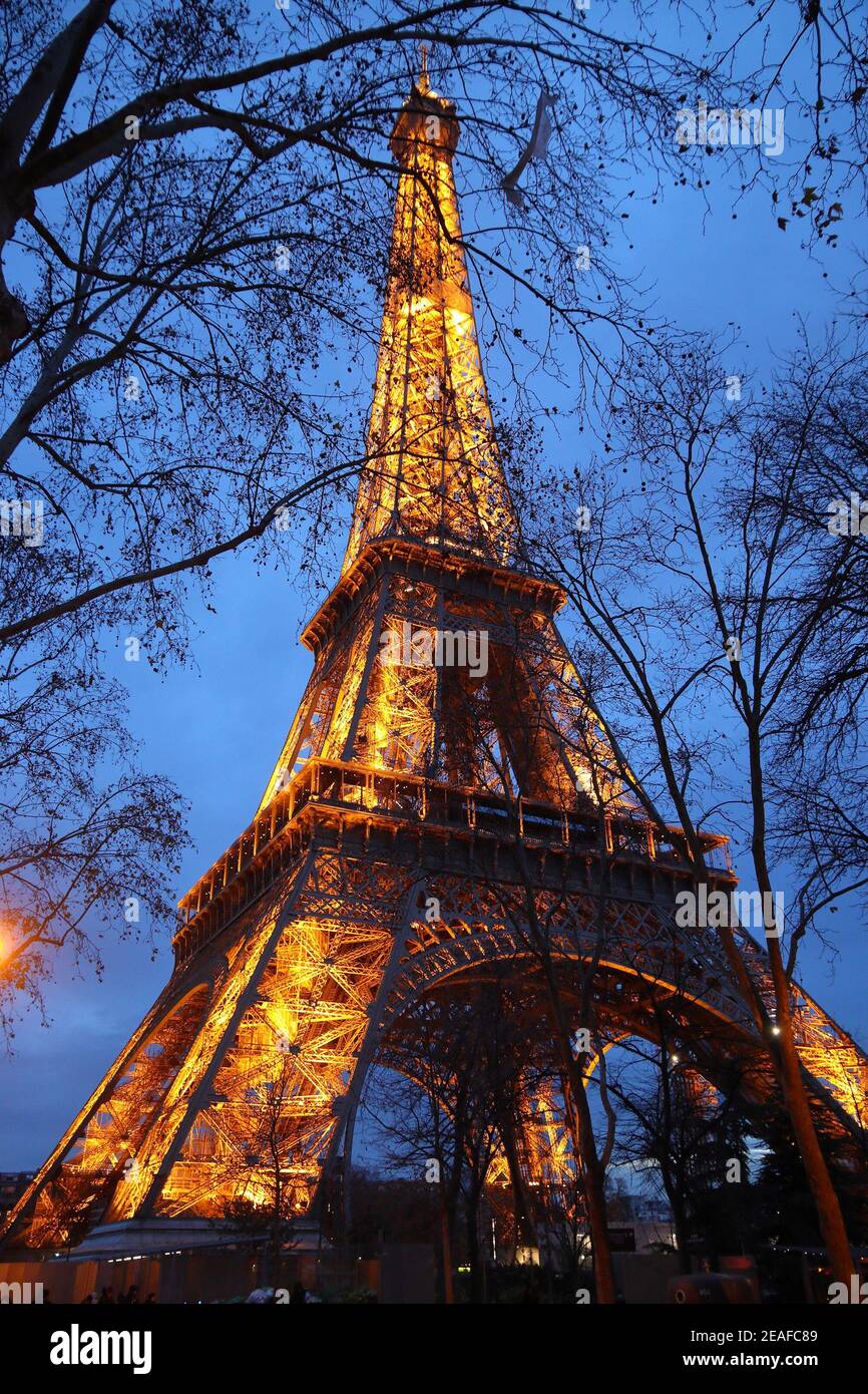 PARIGI, FRANCIA - 10 DICEMBRE 2019: Vista serale della strada pubblica nel settimo arrondissement di Parigi, Francia. Parigi è la città più grande della Francia, con 12.5 metri Foto Stock