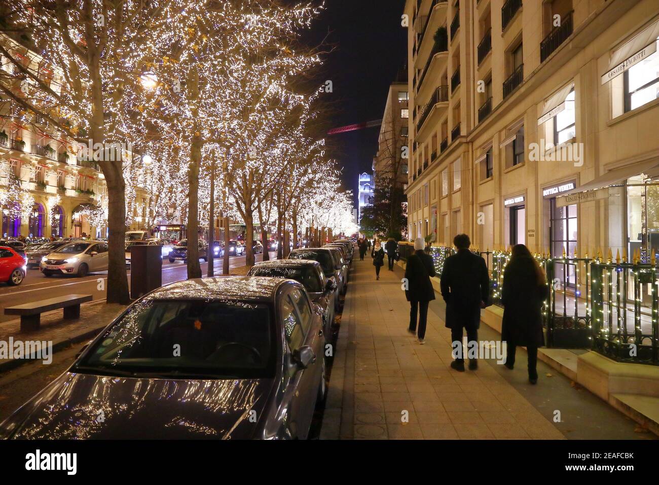 Parigi, Francia - 10 dicembre 2019: Natale decorazioni in Avenue Montaigne di Parigi, Francia. Parigi è la città più grande di Francia, con 12,5 milioni di Foto Stock
