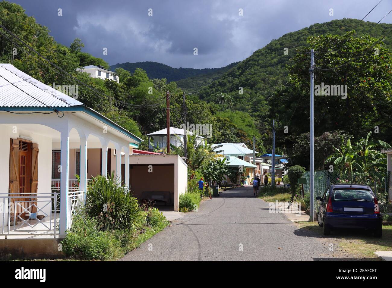 Deshaies, Guadalupa. Tipica strada cittadina nell'isola di basse-Terre. Foto Stock
