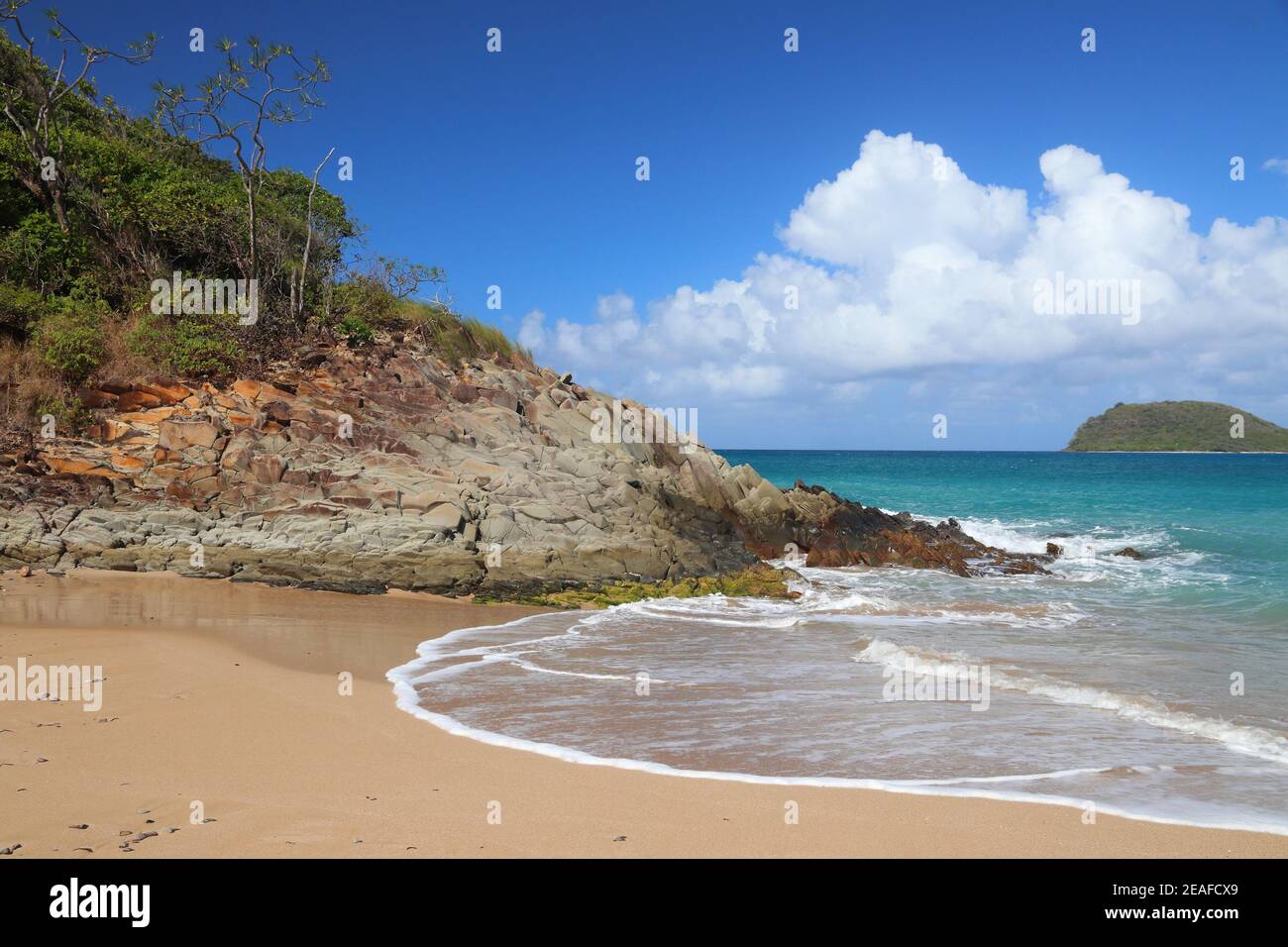 Spiaggia sabbiosa di Guadalupa dell'isola basse-Terre. Paesaggio di vacanza dei Caraibi. Spiaggia di Tillet (Plage de Tillet). Foto Stock