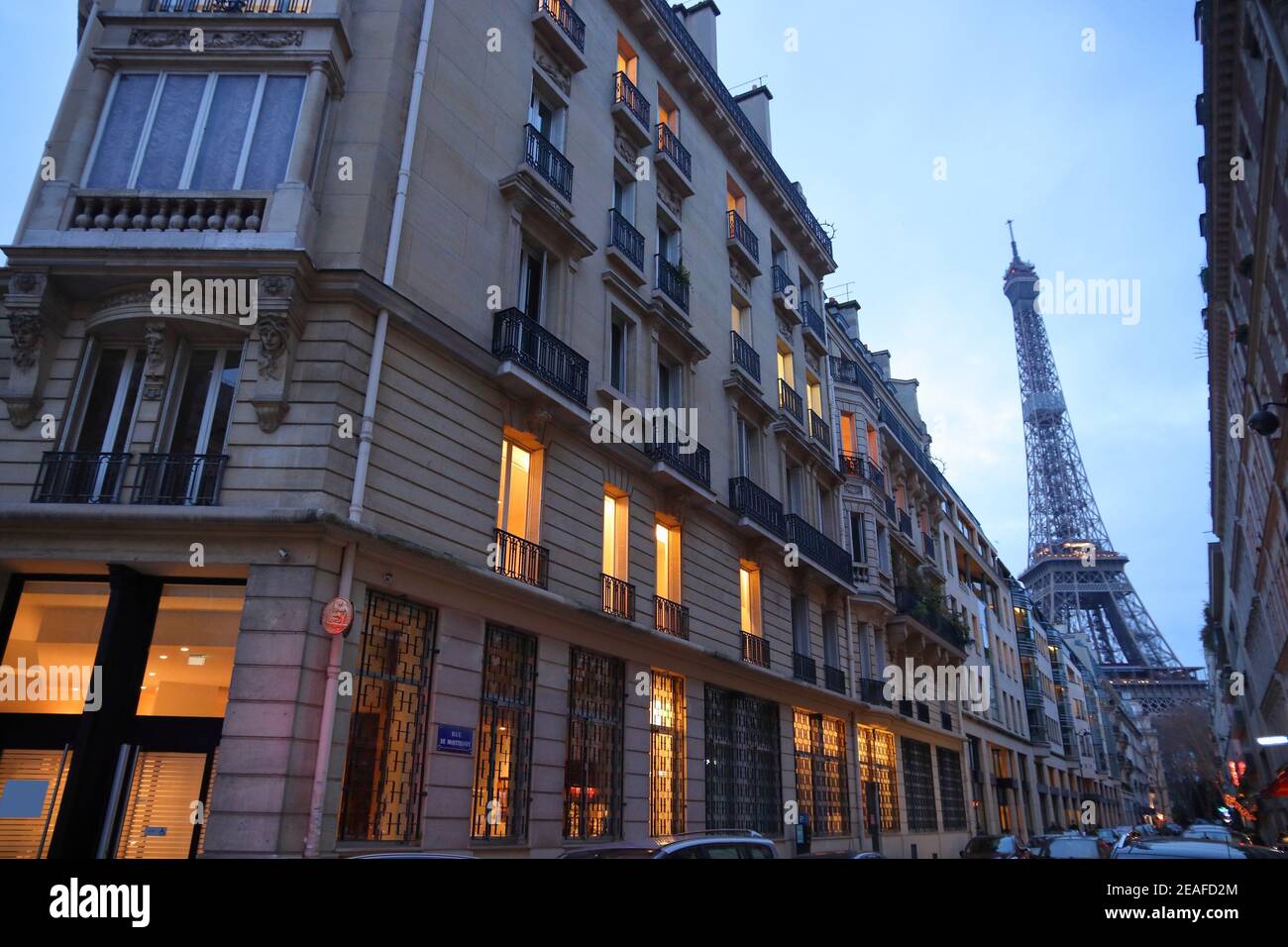 Parigi 7 ° Arrondissement vista città in serata. Torre Eiffel sullo sfondo. Foto Stock