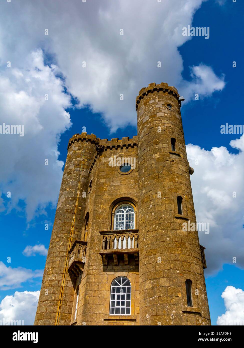 Broadway Tower nel Cotswolds Worcestershire Inghilterra una follia Progettato da James Wyatt e costruito per Lady Coventry 1798-1799 e' alta 20 metri Foto Stock