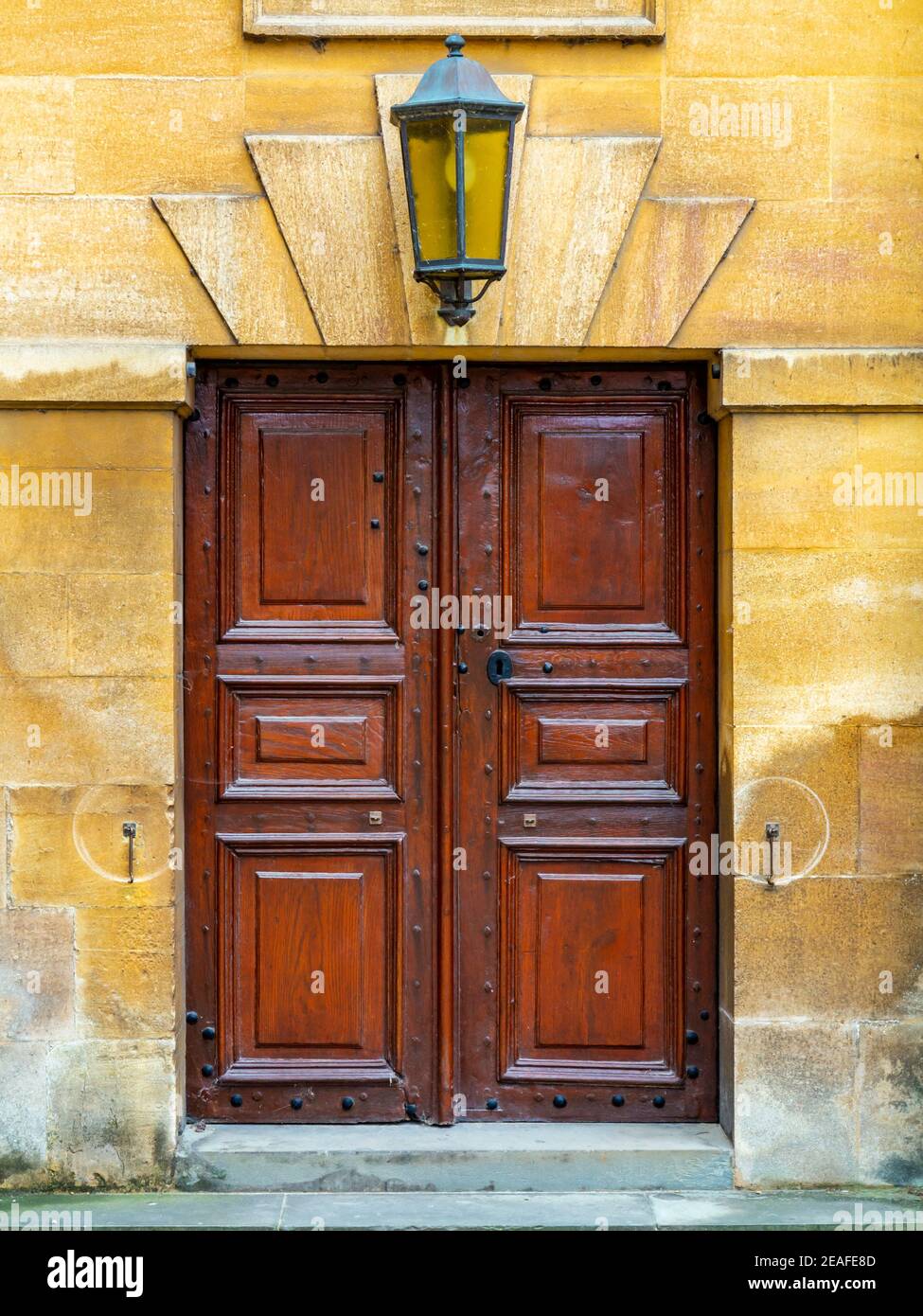 Dettaglio di una porta di legno in un edificio presso l'Università di Oxford Inghilterra UK. Foto Stock