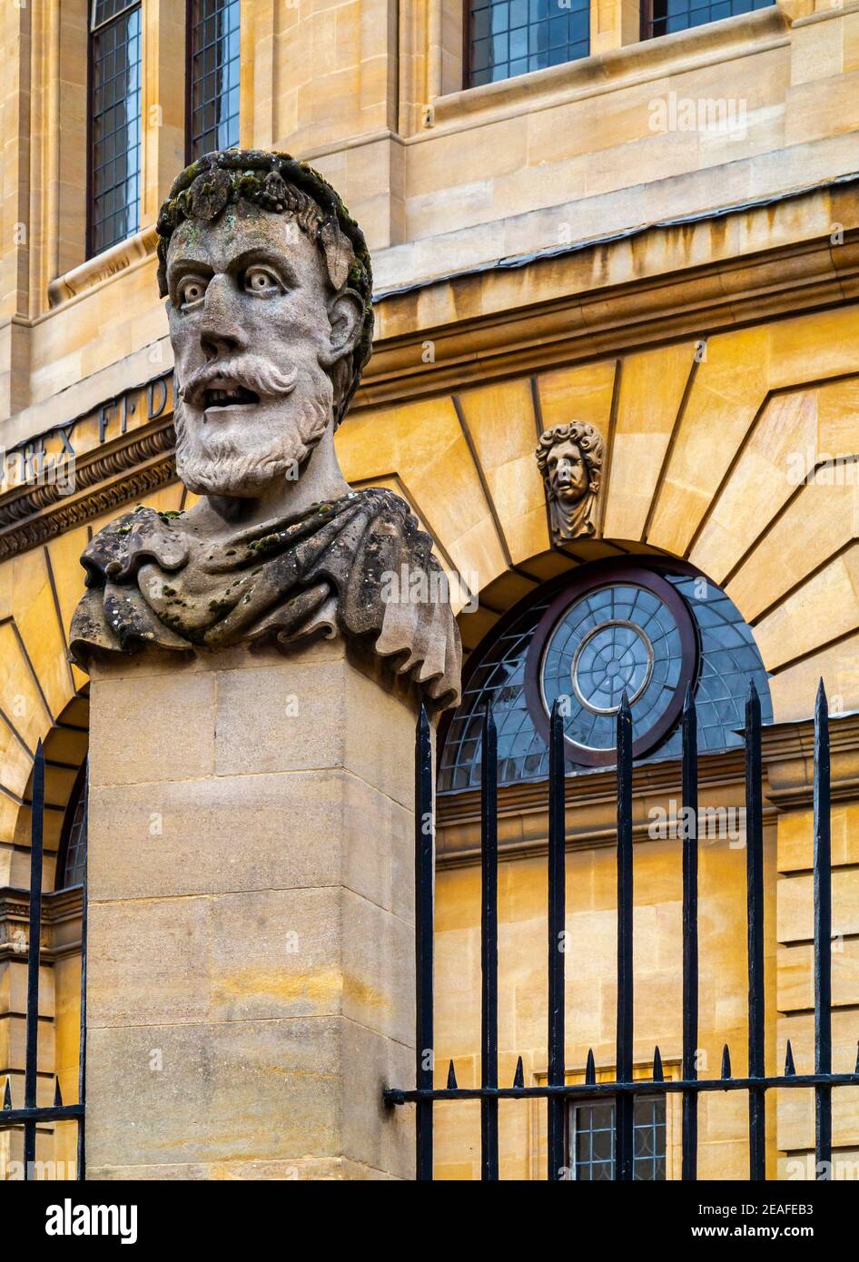 Dettagli esterni dello Sheldonian Theatre di Oxford, Inghilterra, costruito dal 1664 al 1669 su progetto di Sir Christopher Wren per l'Università di Oxford. Foto Stock