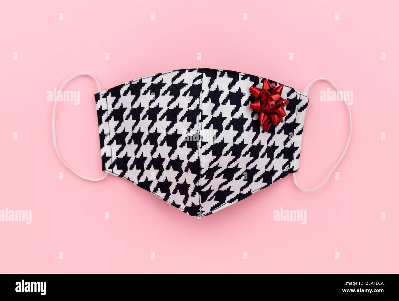 Maschera di copertura facciale non medica dal design alla moda Foto Stock