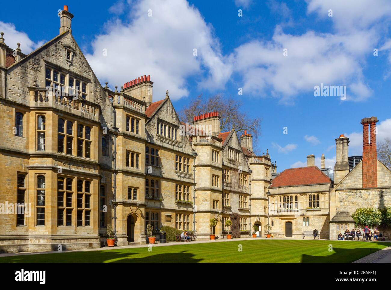 Il nuovo Quad al Brasenose College. Gli studenti universitari godono del sole all'aperto ad Alma mater dell'ex primo ministro britannico David Cameron. Oxford, Regno Unito Foto Stock